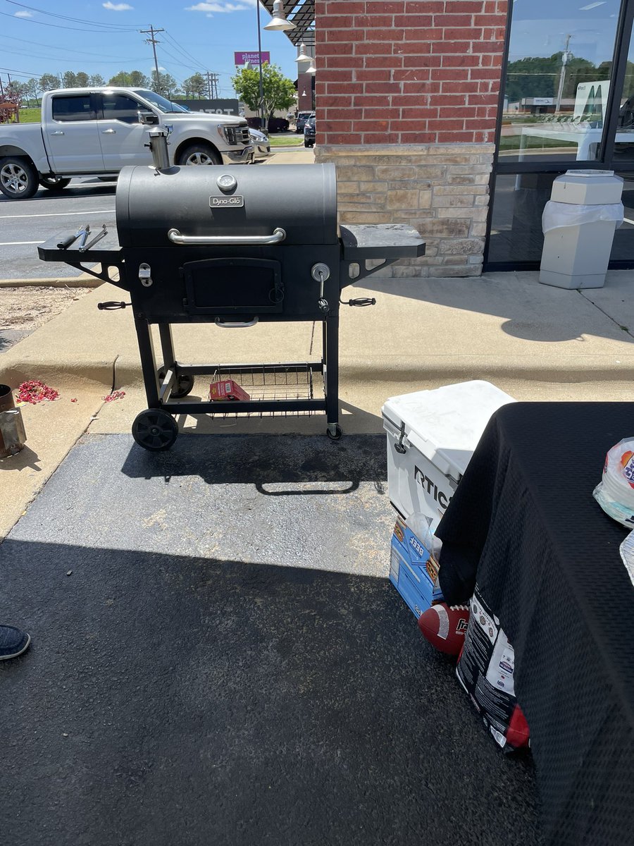 Searcy is out here showing appreciation to our first responders! #lifeatatt <a href="/carlieasullivan/">Carlie Sullivan</a> <a href="/DylanStraub1/">Dylan Straub</a> <a href="/DaveEdwards100/">Dave Edwards</a>