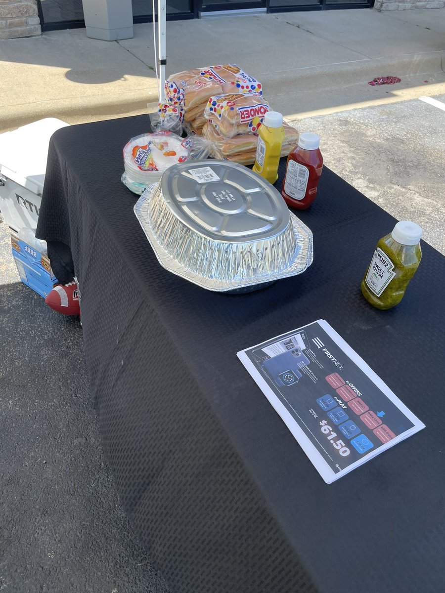 dgreen8987's tweet photo. Searcy is out here showing appreciation to our first responders! #lifeatatt @carlieasullivan @DylanStraub1 @DaveEdwards100 https://t.co/pzeGRAnsKa