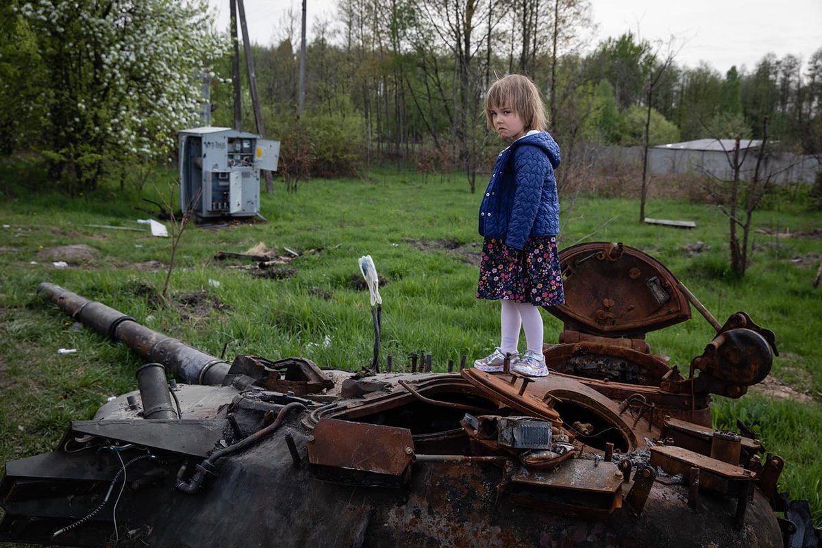 Sky_Lee_1's tweet photo. This baby girl standing on the tower of a destroyed Russian tank speaks to me. 

It’s says this is my village and we are taking it back🌻💙💛

📸 by Mikhail Palinchak taken near Makariv village, Kyiv region, Ukraine, May 7, 2022.

#SlavaUkraini 🇺🇦 https://t.co/AKr94OfDXZ
