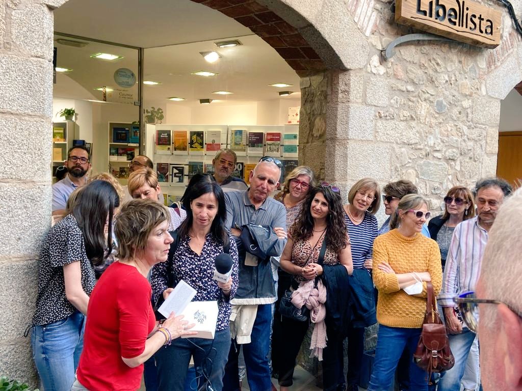 CarmeFenoll's tweet photo. 🗯️Benvolguda @emparmoliner, has fet de conya de #LlibreteraVIP a @pobledellibres!! Tan bé com ho va fer en @mariusserra i com segur que ho faran @AdriPujol @EvaPiquer @jordiamat22 @jordibaste @nadalrafel. https://t.co/fd4az855dZ