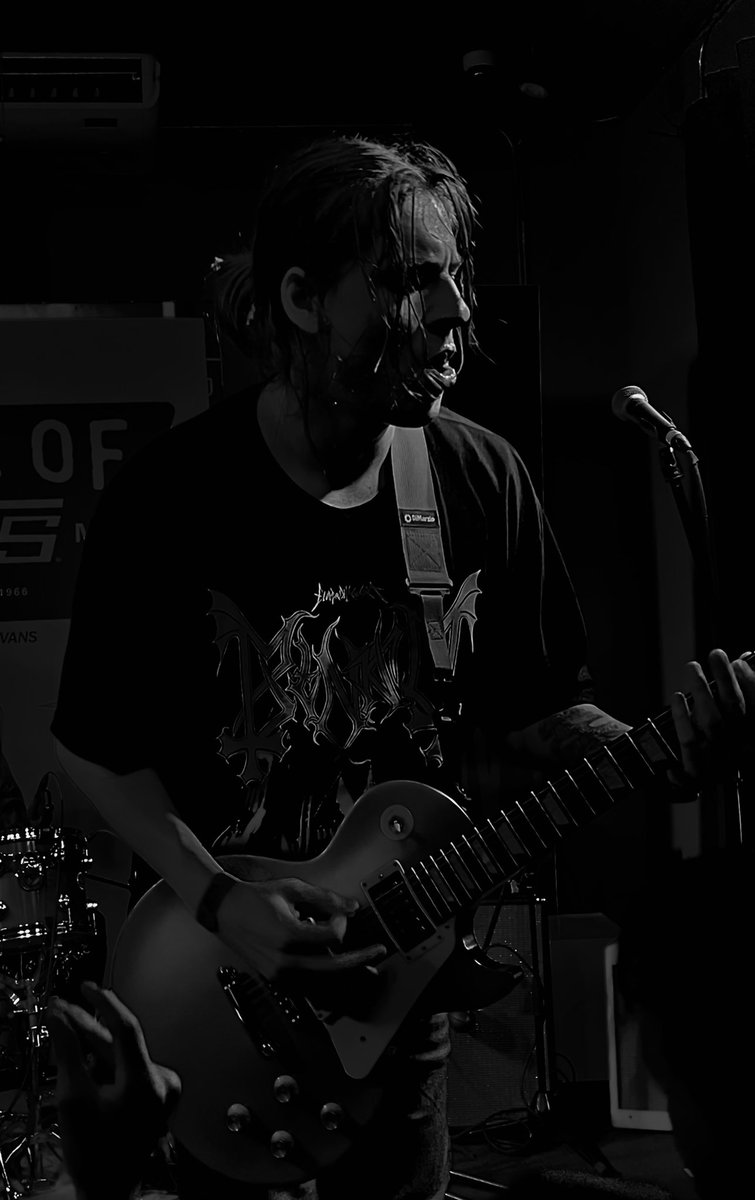 chotguners's tweet photo. el @Piniaexpress ayer en el House of Vans with @sayoceanband 🦇🖤
📸: @la_jenny.wise on instagram https://t.co/tzuIzfV58F