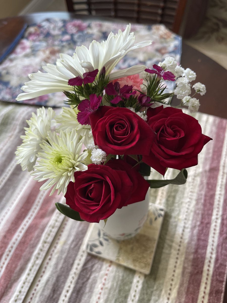 hernanpadilla52's tweet photo. Una oración para las madres que viven en la eternidad QEPD y un bouquet de flores para todas las madres, muchas alegrías, bendiciones y buena salud https://t.co/ZD0VPtsc26