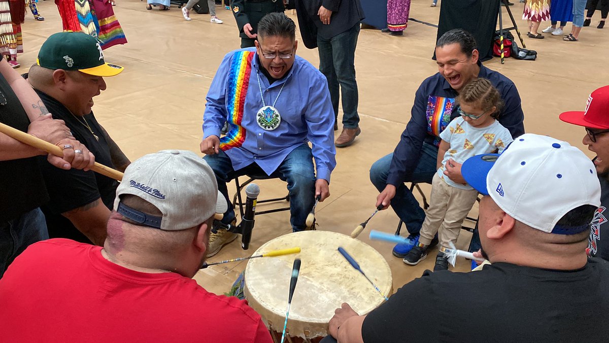 umanitoba's tweet photo. The #UMGradPowWow is a powerful celebration of the achievements of Indigenous students. Be proud of what you accomplished!
#UMIndigenous #Umanitoba2022 #UManitoba https://t.co/CfLsY453P2