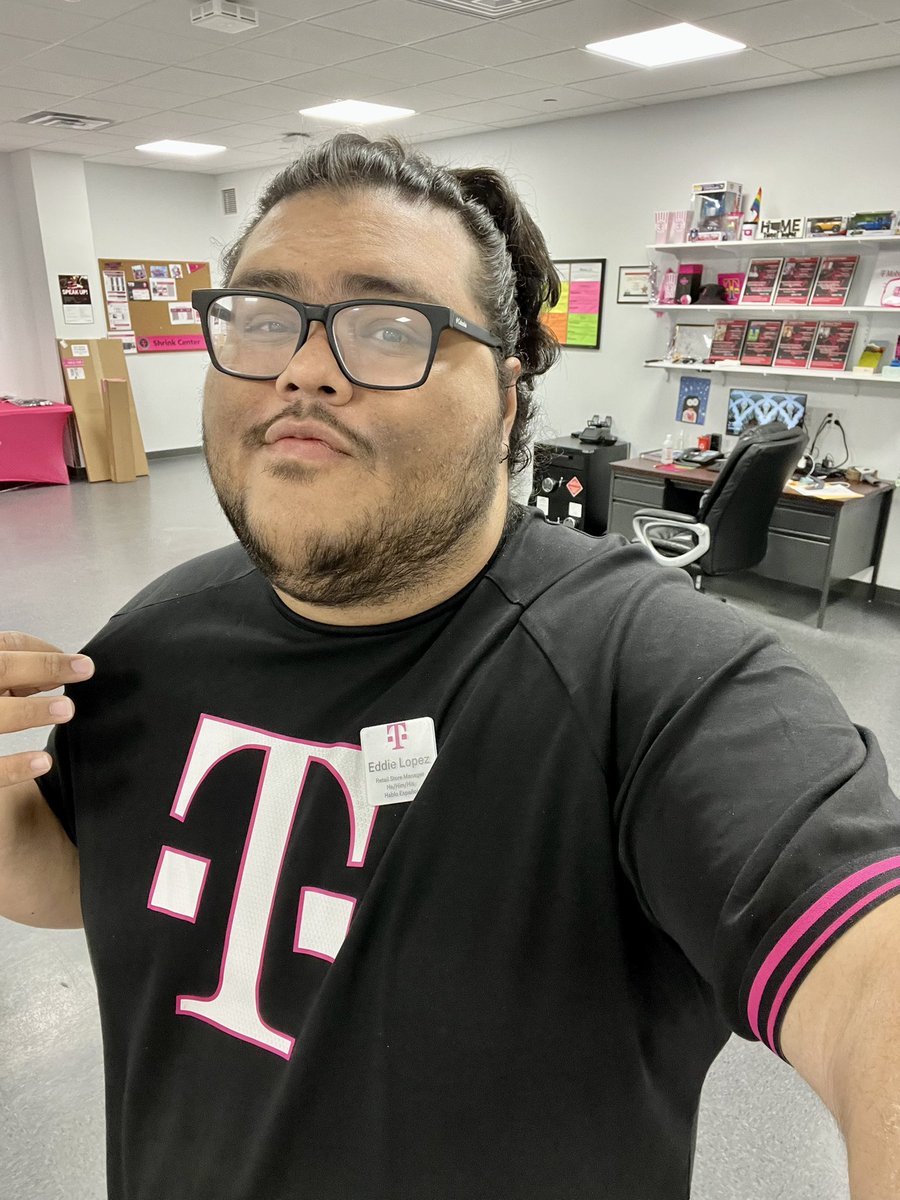 elopez_115's tweet photo. Yooooo this shirt is 🔥🔥🔥FUEGO 🔥 🔥🔥@TMobileGear @tmobile #MagentaSwag #TeamMagenta https://t.co/b2oue1GqJF