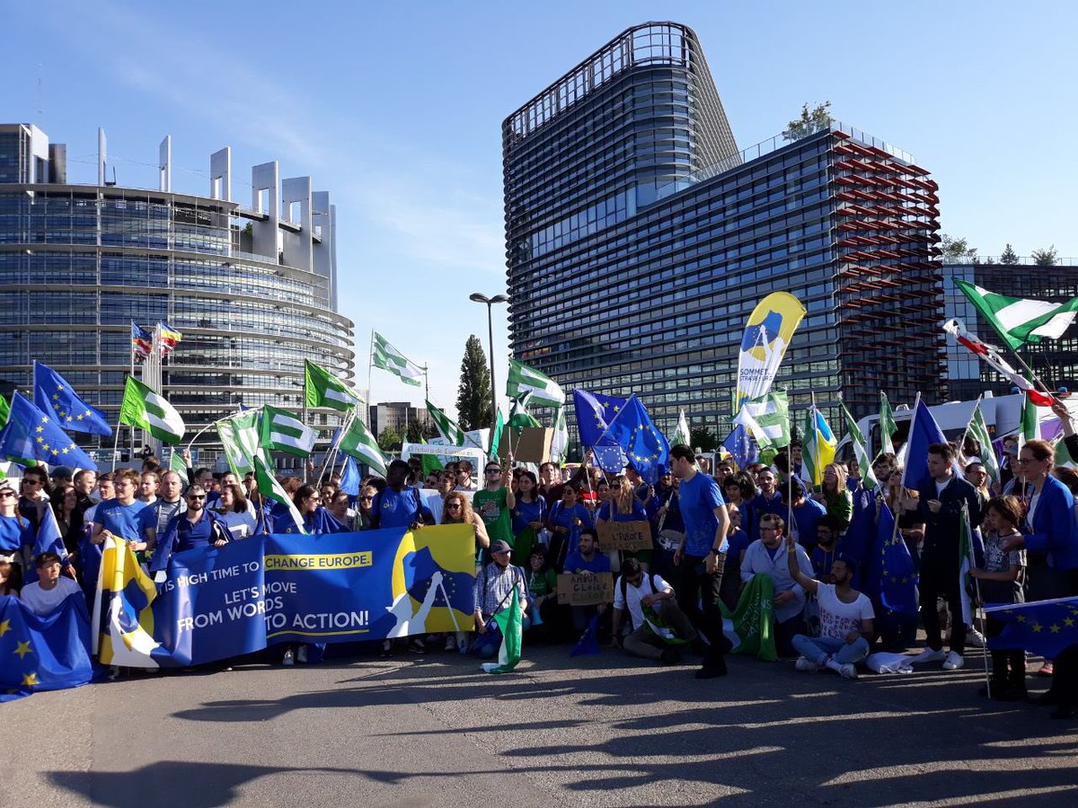 RenaissanceUE26's tweet photo. 🇪🇺🔥🇪🇺🔥🇪🇺
Marche pour l'Europe à #Strasbourg à l'occasion de la clôture de la #CoFoE 
Impressionnant l'enthousiasme de la jeunesse, l'Europe 🇪🇺 reste notre horizon commun 💙💛💙💛

@RenaissanceUE62 @GrudlerCh @sandrogozi @ValerieHayer @fabienne_keller https://t.co/krcCpkI0Pk