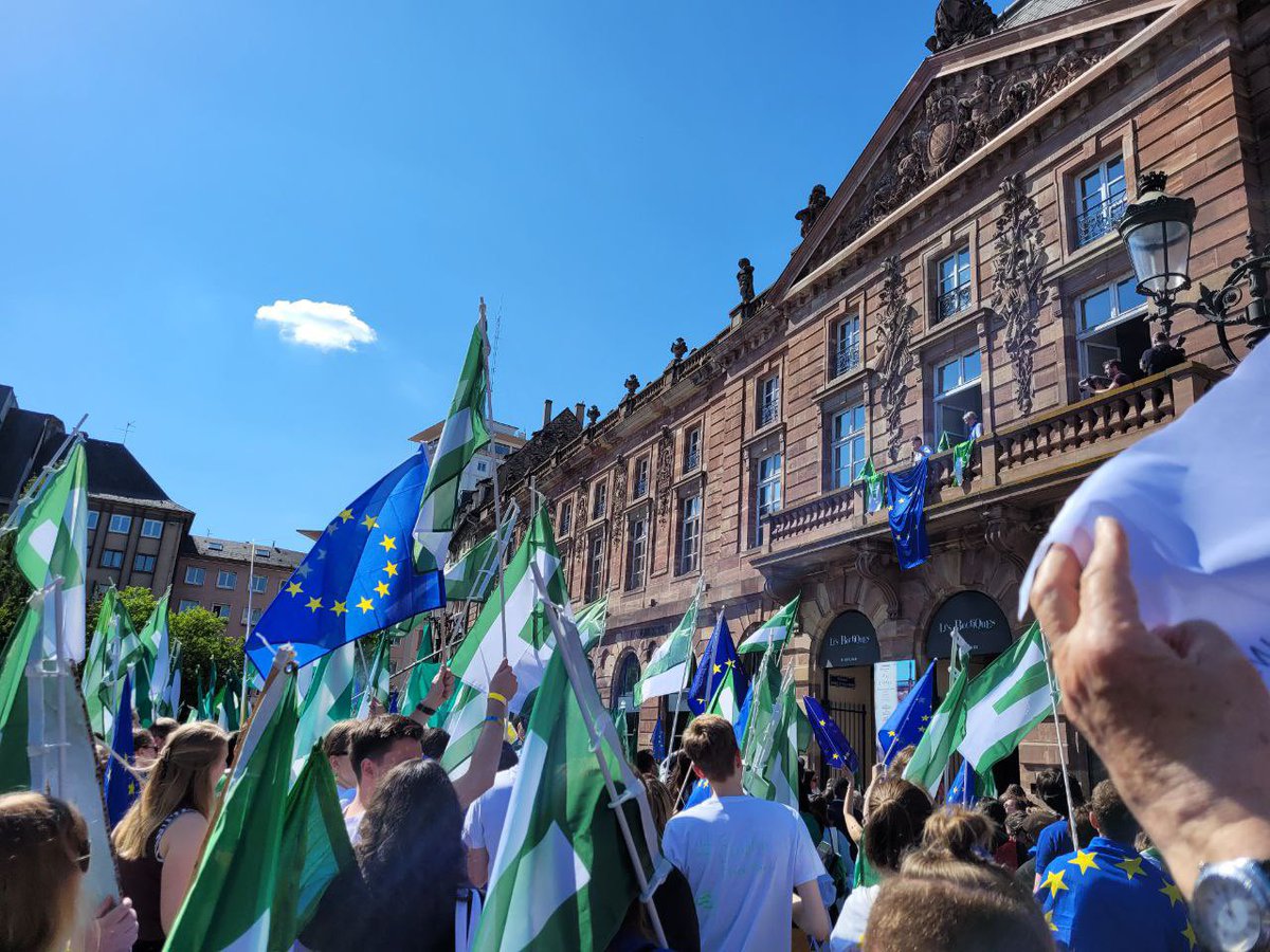 RenaissanceUE26's tweet photo. 🇪🇺🔥🇪🇺🔥🇪🇺
Marche pour l'Europe à #Strasbourg à l'occasion de la clôture de la #CoFoE 
Impressionnant l'enthousiasme de la jeunesse, l'Europe 🇪🇺 reste notre horizon commun 💙💛💙💛

@RenaissanceUE62 @GrudlerCh @sandrogozi @ValerieHayer @fabienne_keller https://t.co/krcCpkI0Pk
