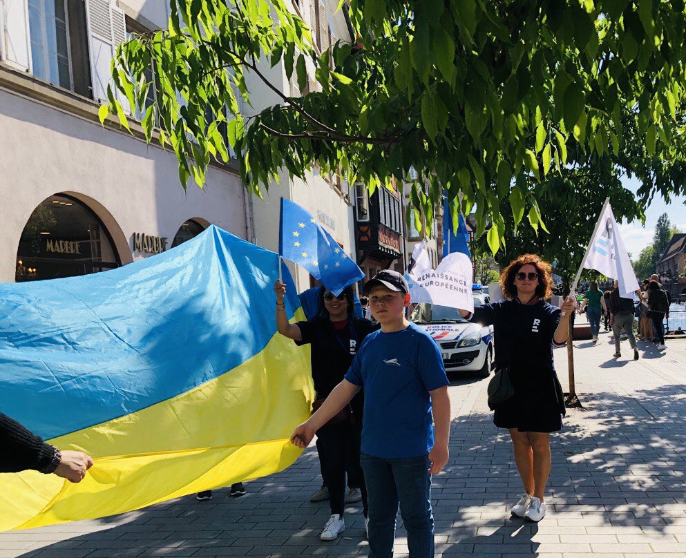RenaissanceUE26's tweet photo. 🇪🇺🔥🇪🇺🔥🇪🇺
Marche pour l'Europe à #Strasbourg à l'occasion de la clôture de la #CoFoE 
Impressionnant l'enthousiasme de la jeunesse, l'Europe 🇪🇺 reste notre horizon commun 💙💛💙💛

@RenaissanceUE62 @GrudlerCh @sandrogozi @ValerieHayer @fabienne_keller https://t.co/krcCpkI0Pk