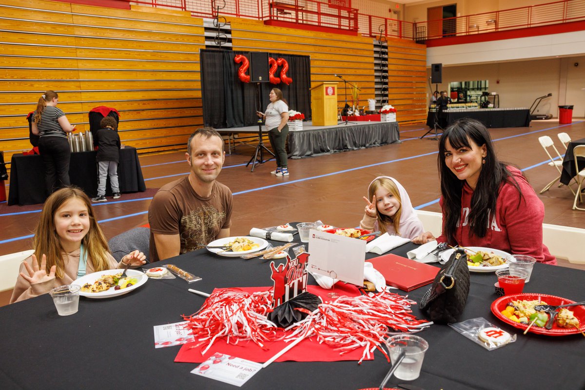 IUSouthBend's tweet photo. Celebrating our Class of 2022 at our Graduate Cookout before Tuesday's commencement ceremony!πβ€οΈπ
#IUSBGrad22 https://t.co/zowvbJBzSj