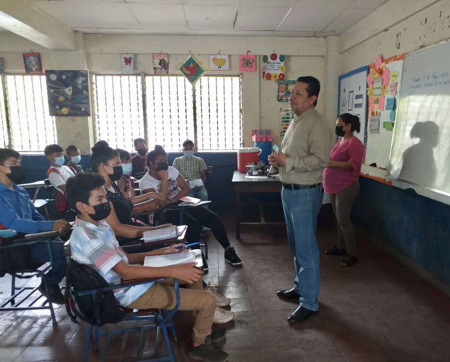 salvadorVang's tweet photo. Visitamos la Secundaria en el Campo de comunidad San Isidro de los Cocos, en Telica, encontramos extraordinari@s docentes e inspirados estudiantes ⤵️ leer hilo... https://t.co/NRnW6Guckk