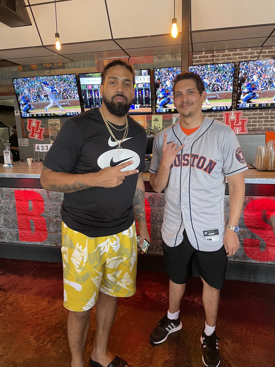 LETHALWEAPONMV's tweet image. Met @HoustonTexans LEGEND RB @ArianFoster before the @astros game at @CobosQue 🙏🏽🏈