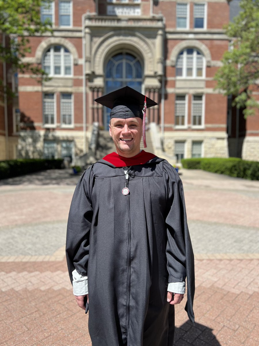 Beckysings's tweet photo. Congratulations Parker!  We are so proud of you!❤️ #FriendsUGrads https://t.co/y3uA410M2E