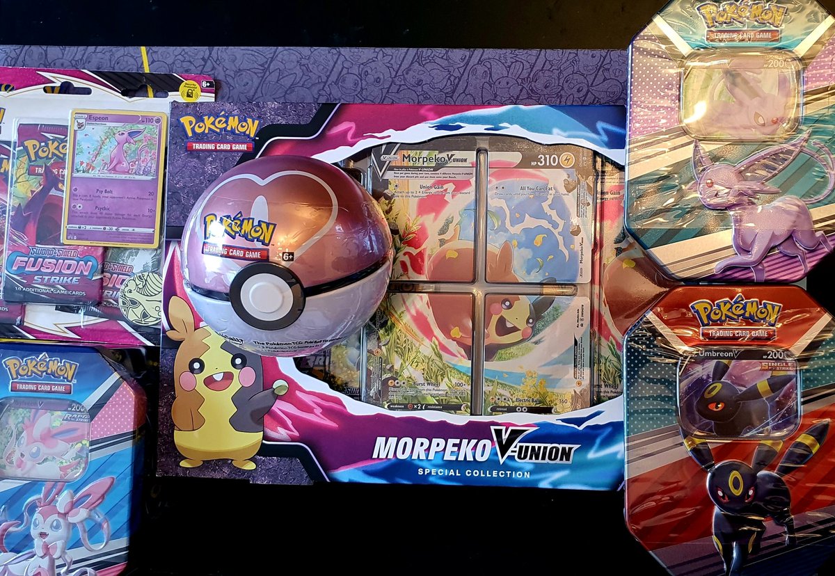 store_moony's tweet image. #morpekovunionspecialcollection box with the evolution tins and I would have never imaged that our first #charizardvstar and #charizardV  will be pulled from an #espion and an #umbreon tin 
Also topped it up with a #loveball and  #FusionStrike three pack Blister  #sunnymoonystore