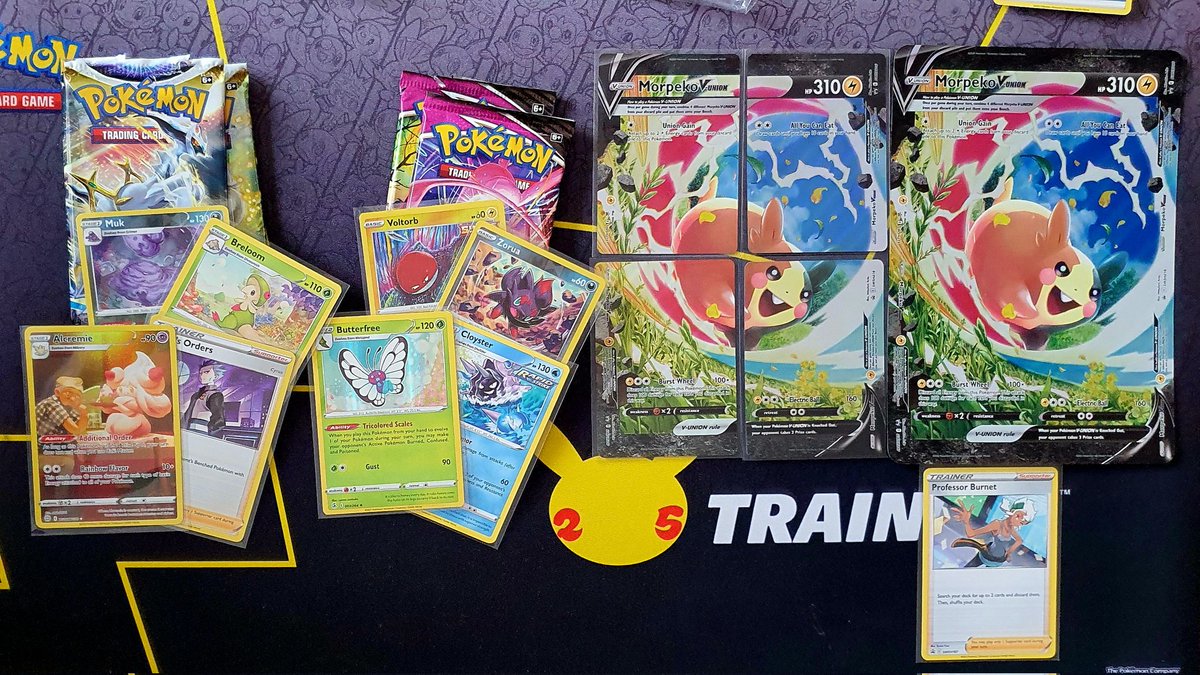 store_moony's tweet image. #morpekovunionspecialcollection box with the evolution tins and I would have never imaged that our first #charizardvstar and #charizardV  will be pulled from an #espion and an #umbreon tin 
Also topped it up with a #loveball and  #FusionStrike three pack Blister  #sunnymoonystore