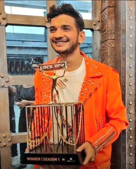 Khudgarz__'s tweet photo. Look at his mega watt smile! ❤️
I am so so so happy for this man! ❤️

#MunawarFaruqui #LockUpp #MunawarWinsLockUpp https://t.co/h0L8UFZHEL