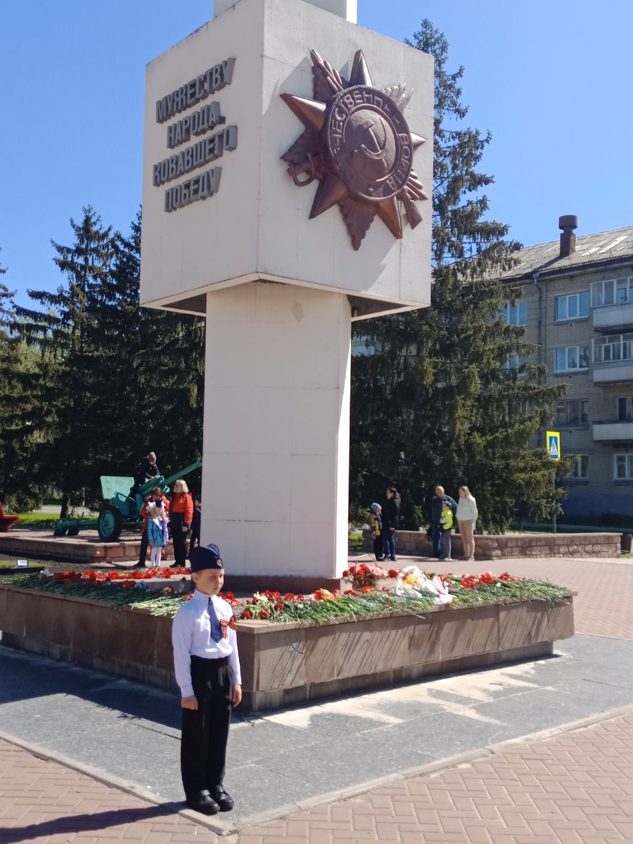 07.05.22 #дс13Радуга  Мы долго готовились, дружно шагали, и поняли вдруг…
Что память о днях тех жестоких…едва ли забудем.
 Саднит нашу грудь...
Чтоб враг не топтал сапогом своим грязным
Златистой пшеницы поля.
Все спали спокойно, не рвались снаряды.
На вахте стоим ты и я.