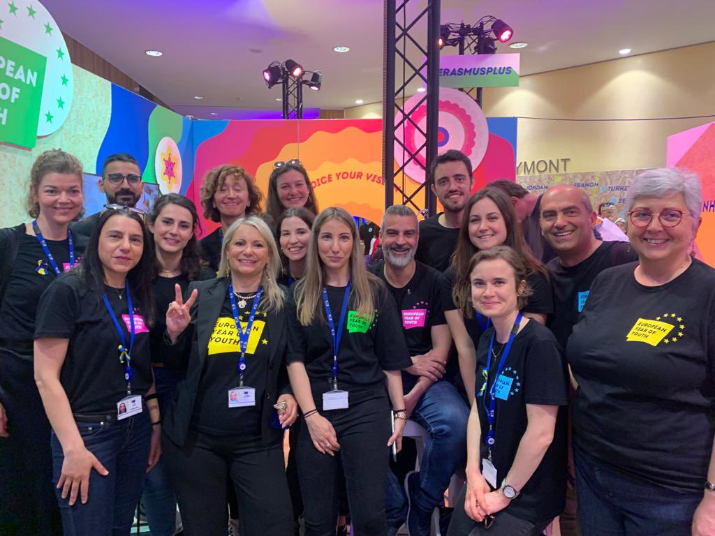 Super team at the #EUOpenDay in Brussels today  #EYY2022 #EuropeanYearOfYouth .Thousands of visitors and a lots of interest on EU youth programmes and opportunities for #youth #ErasmusPlus #DiscoverEU 🚂 #EUSoldarityCorps 💫🇪🇺