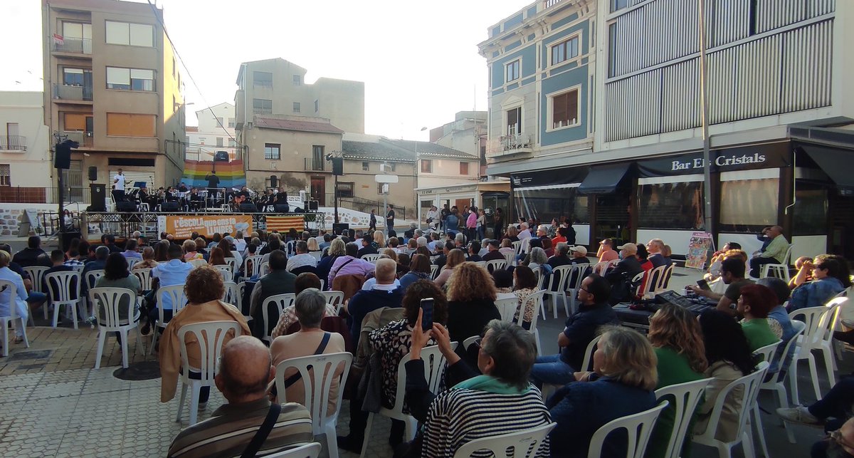 QCA_23's tweet photo. Què fort això que heu fet, @JonatanPenalba i Banda Municipal ✊👅
#FolkABanda https://t.co/ZZ0Q6NkTcz
