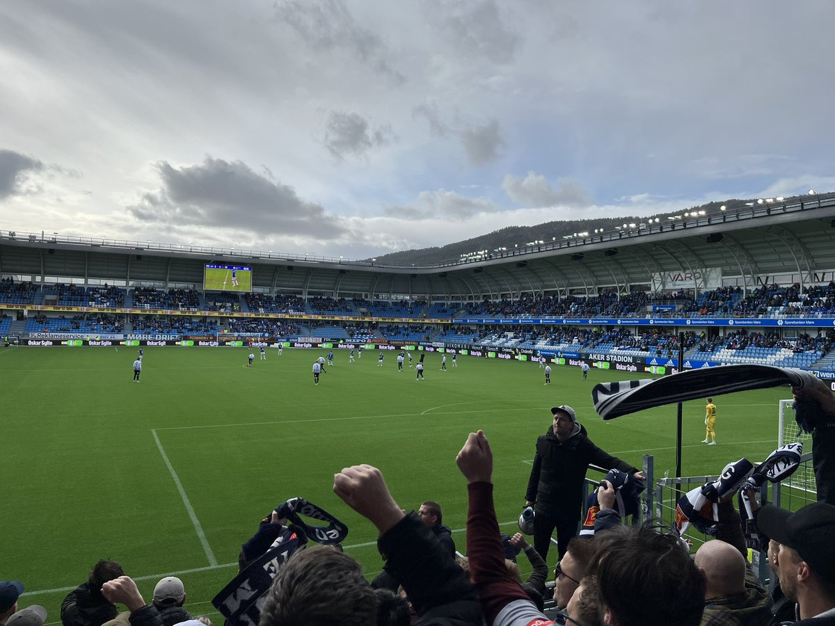 3-0 til Molde. 
Bortefansen trenger noen sekunder på å summe seg. 
Syngingen stopper opp. <a href="/TommyNrland/">Tommy Nærland</a> griper megafonen. Spør feltet om vi skal gi opp og heller dra på pub. 
Så:
GJE MEG EIN
V-V
I-I
K-K
I-I
N-N
G-G

Enorm respons. 
Spillerne svarer. 
Sammen skriver vi historie.
💙