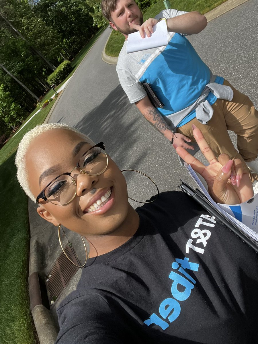 itsKandyWithAhK's tweet photo. New hair, WHO DIS?!?😎
@jacobollenATT and I outchea getting it done! #LifeAtAtt #FlyerDrop #TheVille #Fiber https://t.co/CgmVuMrIwi