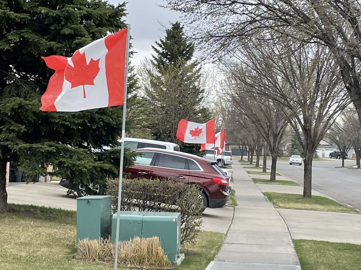 chucker14's tweet photo. .#Just2Bclear my #CanadianFlag supports the #HighRiver #RotaryClub fundraiser for all they do supporting our Community Needs … &amp; NOT the “Selfish-Me” ideology of the #FreedomConvoy https://t.co/oj8hX2mwtu