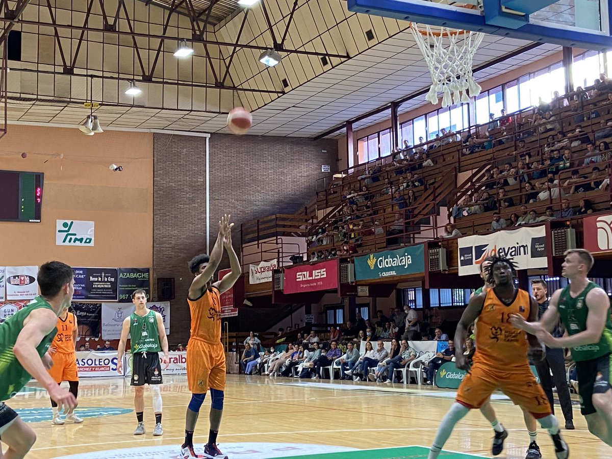 CAMESoler's tweet photo. No pudo ser. Hicimos un gran partido pero hay cosas que se nos escapan de las manos. Empate a 73. Enhorabuena a @AlbaceteBasket por el pase a semis. Buen viaje de vuelta a casa equipazo! Orgulloso de todos vosotros, jugadores y cuerpo técnico. Grandes 🏀🏀🏀 https://t.co/v8568D6FYO