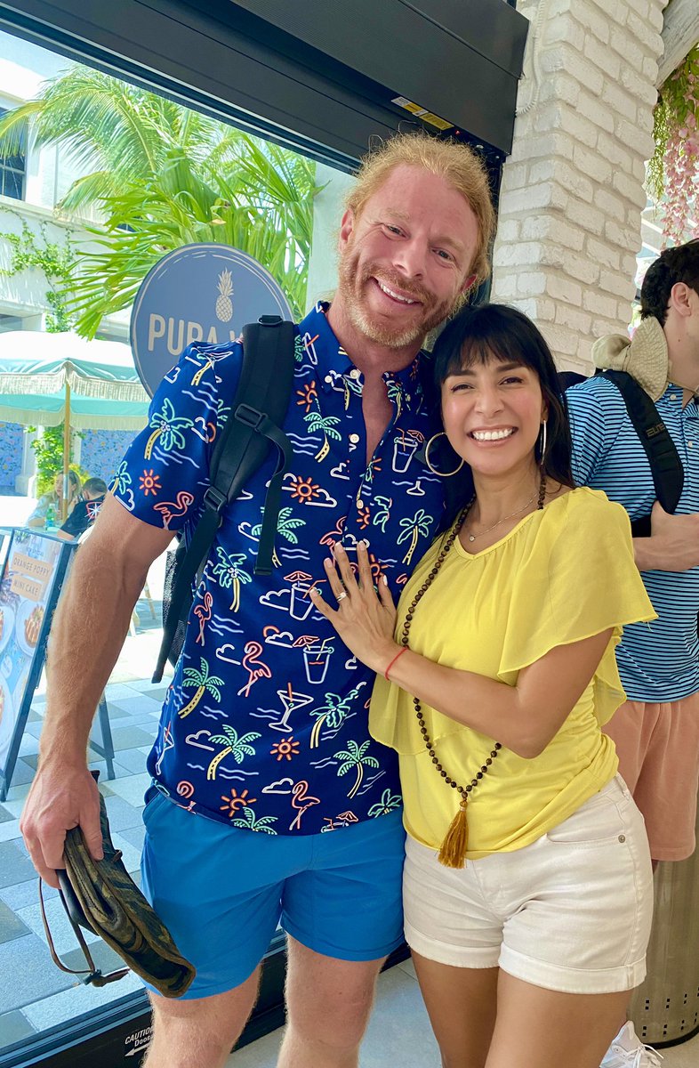 ElizabethCoachC's tweet photo. Guess who I found walking around in my town?!!!the one and only….
J.P Sears !!!!! 🎉

And his comedy show was so good 🤣😂🤣 https://t.co/V8YaebssqX