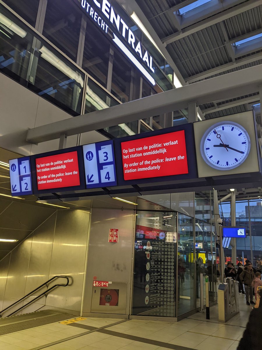 eduardito66's tweet photo. Everyone has to leave the station now #Utrecht !! https://t.co/fqNVElgicl