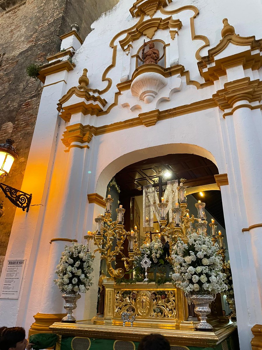 Sale la Santa Cruz de <a href="/hdadsantana/">Hdad de la Santa Cruz de la Calle Santa Ana</a> en Bollullos a los sones del "Himno Nacional" y "Como tú, Ninguna". #SuenaLasMercedes