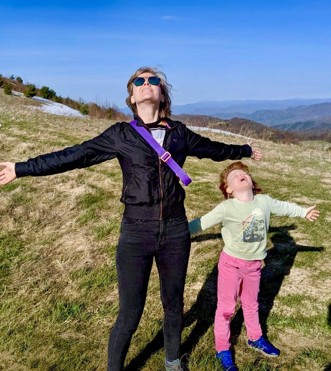 When you make it to the summit⛰We hope your weekend looks as good as this, featuring our Creative Strategist, Katy Osborn &amp; co.

#weekendvibes #weekendmood #naturelovers #outdoors