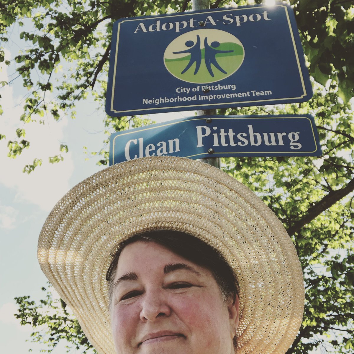 CleanPittsburg's tweet photo. #CivicPride with @CityPittsburgCA today 💚 #CollaborationRocks #VolunteersRock #TeamWorkMakesTheDreamWork https://t.co/w7MKrOCMz7