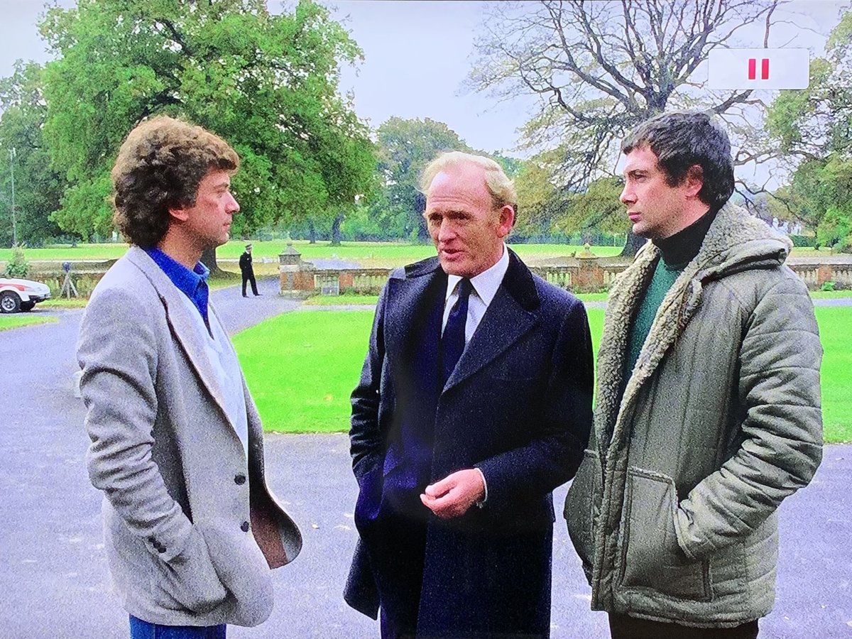 CI5BDC's tweet photo. Ep Ojuka Situation “Then and Now” on location the old Haileybury Junior #School (now apartments ) #longbourn , off Imperial Rd #windsor note trees on grass area. #theprofessionals (I took pics last weekend) https://t.co/vsan4QKsoM