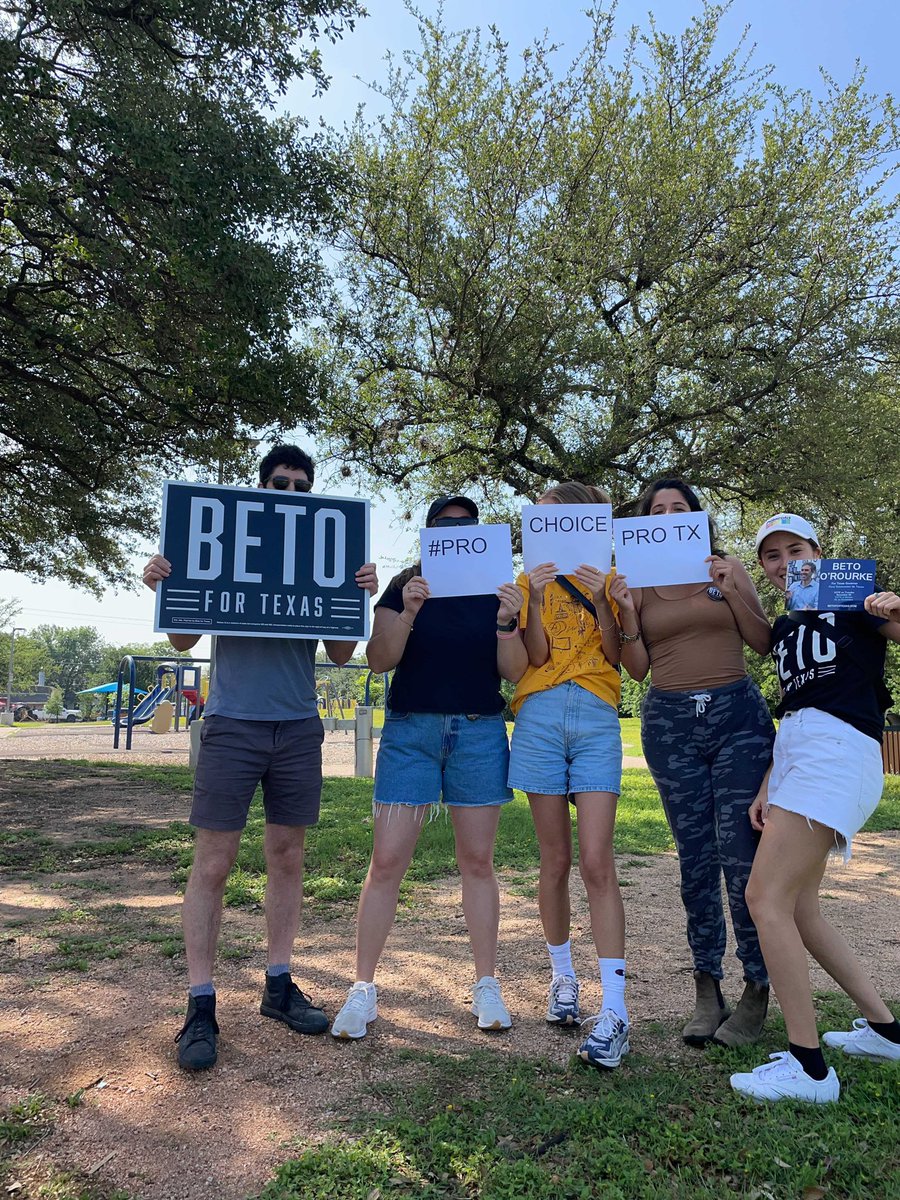 TxProgressive80's tweet photo. A day of Direct Action ! Texans are fired up and ready to vote Beto into office 💙#prochoiceproTexas #BetoForGovernor #BetoForTexas https://t.co/G7gMF4rovL