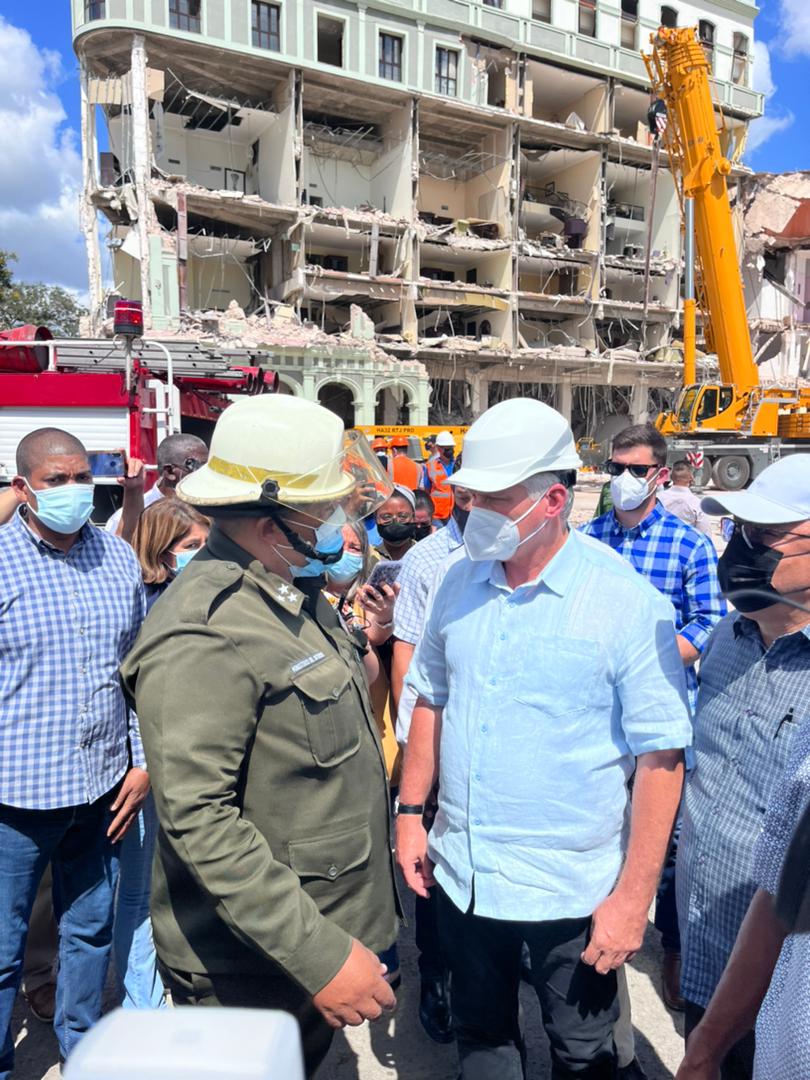 PresidenciaCuba's tweet photo. En diálogo con rescatistas, paramédicos, miembros de la Cruz Roja y otras personas que han trabajado intensamente desde ayer en las labores de rescate, @DiazCanelB agradeció todo el esfuerzo que han hecho.
"Es muy duro lo tenga pasado ¡Gracias por todo lo que hacen" https://t.co/EYrwvg4fsX