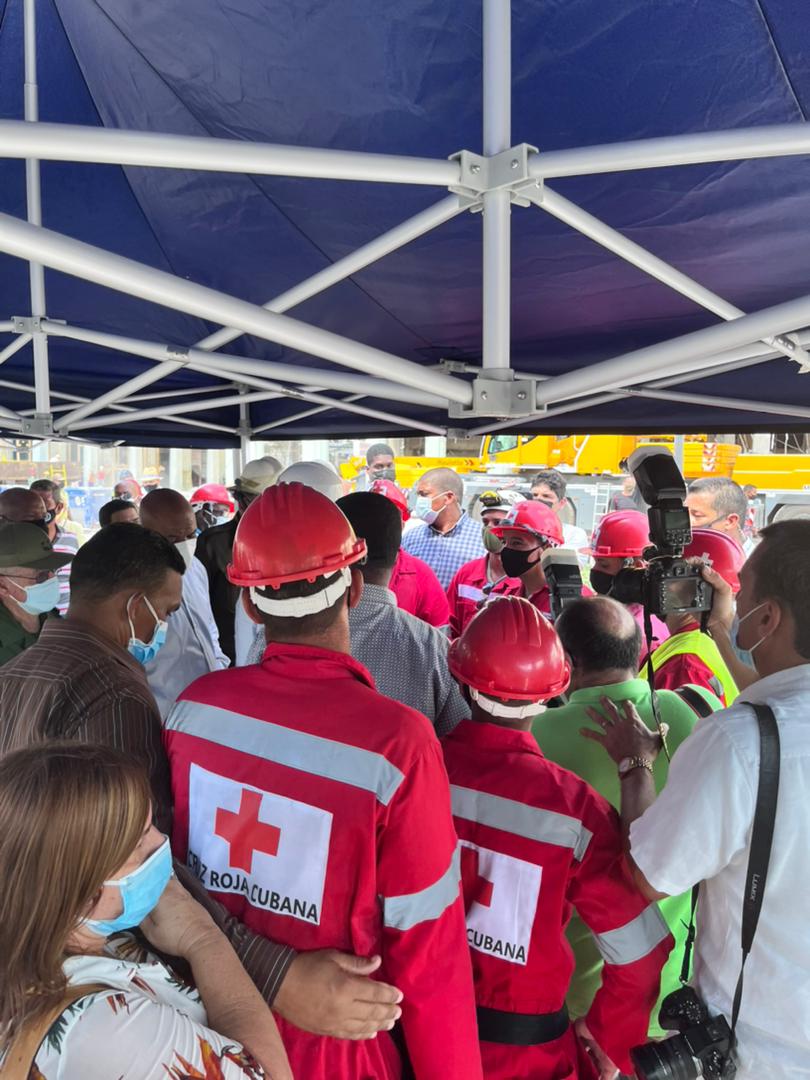 PresidenciaCuba's tweet photo. En diálogo con rescatistas, paramédicos, miembros de la Cruz Roja y otras personas que han trabajado intensamente desde ayer en las labores de rescate, @DiazCanelB agradeció todo el esfuerzo que han hecho.
"Es muy duro lo tenga pasado ¡Gracias por todo lo que hacen" https://t.co/EYrwvg4fsX