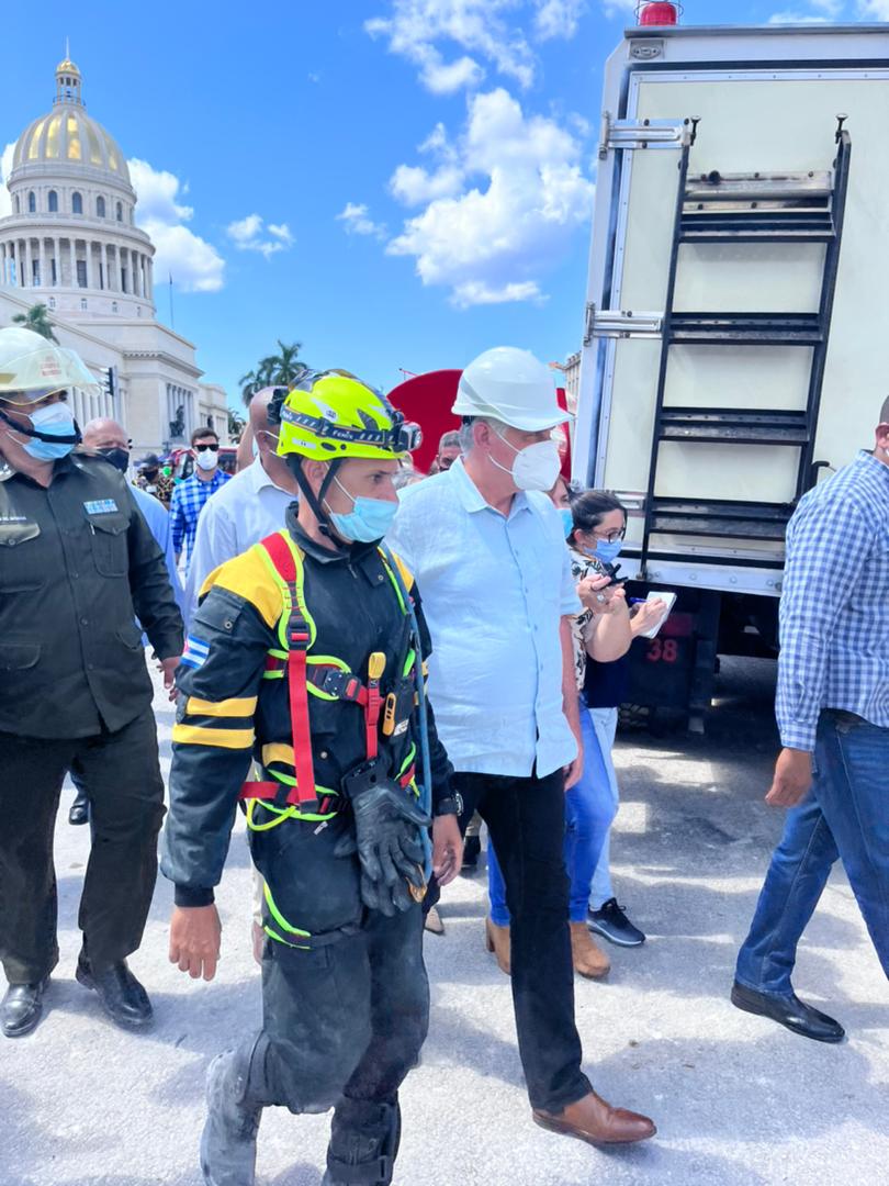 PresidenciaCuba's tweet photo. En diálogo con rescatistas, paramédicos, miembros de la Cruz Roja y otras personas que han trabajado intensamente desde ayer en las labores de rescate, @DiazCanelB agradeció todo el esfuerzo que han hecho.
"Es muy duro lo tenga pasado ¡Gracias por todo lo que hacen" https://t.co/EYrwvg4fsX