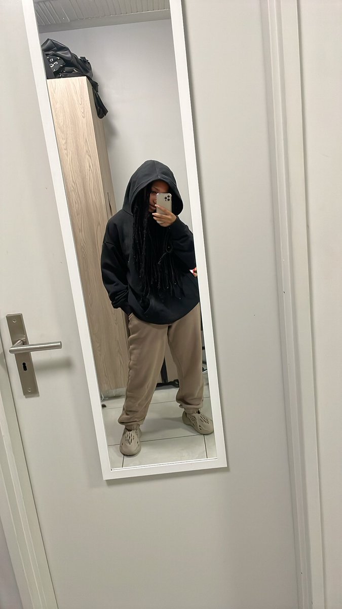 SASHA🦥. on X: Whenever i dress like this? I look homeless 😭. But yall  be looking effortlessly fine😭🔥.  X