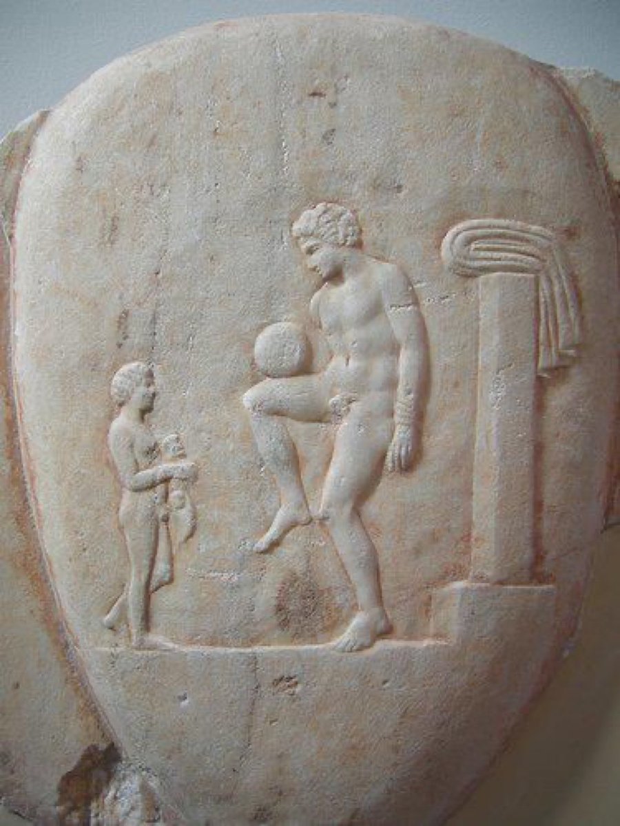 herodotus9999's tweet photo. شاهد قبر من الرخام ، عثر عليه  في بيرايوس ، باليونان يرجع الى 400-375 قبل الميلاد، منحوت عليه صورة لاعب كرة يوناني يحاول موازنة الكرة برجله. 

المتحف الوطني بأثينا https://t.co/PNjfIfyVjW