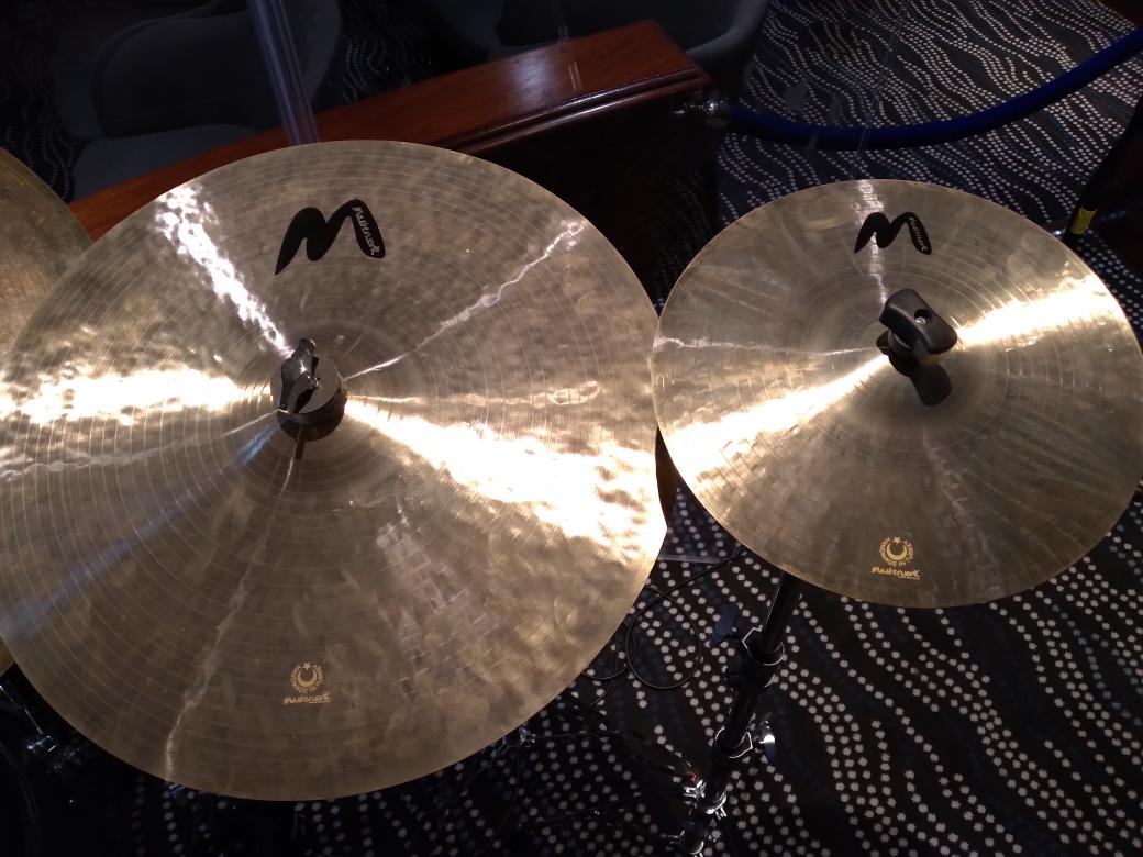 YauryHernandez's tweet image. No me pude resistir y compré a un excelente precio estos platillos Turkos hechos a mano durante mi visita a Istanbul. 🇹🇷 

Crash 17° &amp;amp; Splash 10°
Serie: Jazz Master 

#masterworkcymbals

#handmade #handcrafted
#cymbals #music #musician #drummer #platillos #turkey