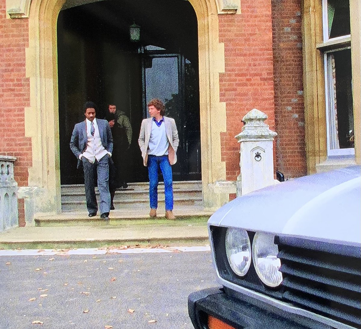 CI5BDC's tweet photo. Ep Ojuka Situation “Then and Now” on location the old Haileybury Junior #School (now apartments ) #longbourn , off Imperial Rd #windsor #theprofessionals https://t.co/Hr5bIRnadi