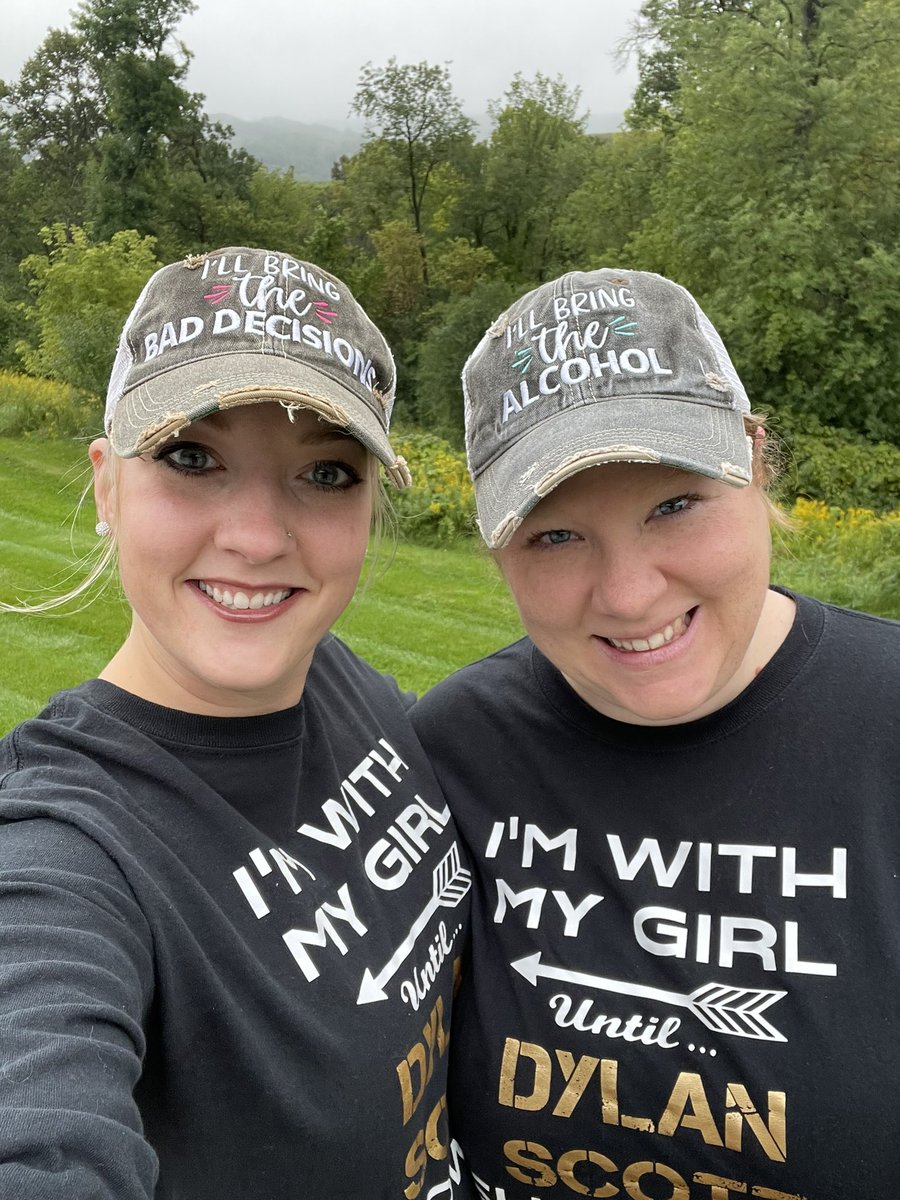 aprilgundy's tweet photo. @kellyclarkson These two teachers were watching your show as we do everyday, unfortunately never in the live studio audience… yet!  Do we count for the Teacher Appreciation Cruise with @CruiseNorwegian?!? ♥️♥️ https://t.co/XWUr1QO6rt