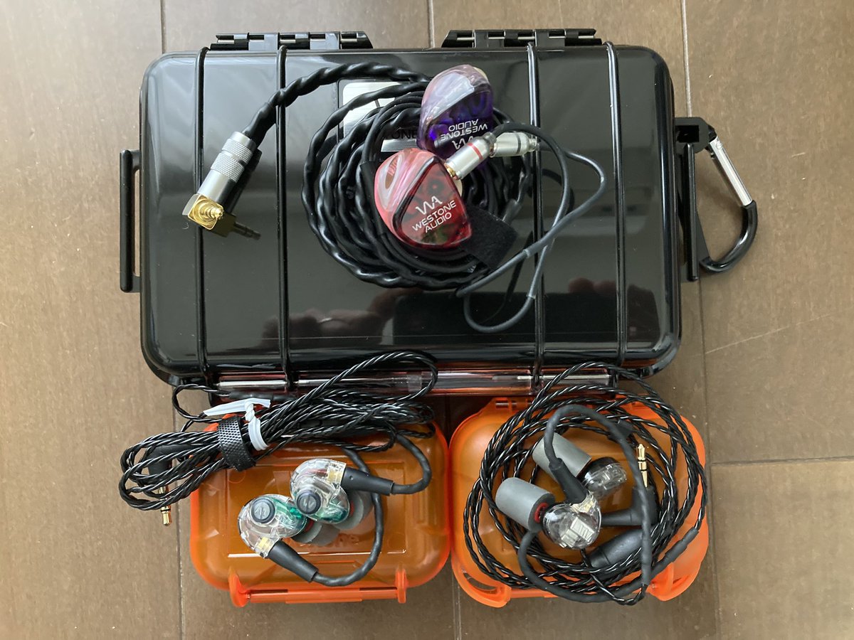 busy_metal's tweet photo. myモニターイヤホン（全て #Westone ですが）

メインがカスタムイヤモニの #ES60（オヤイデでリケーブル）
サブはユニバーサルモデルの #UMPro50
外音聴きたいとき用にアンビエントモデルの #AMPro30
です

アンビエントのカスタムイヤモニ #EAS30 も欲しいのですが現在オーダー停止中… https://t.co/X4Cv9PrwEE