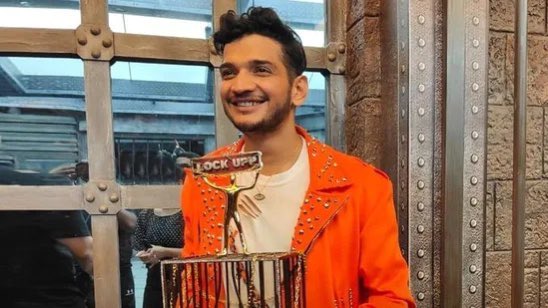 lone_mubashir's tweet photo. Trophy to dongri wala legaya
Congratulations @munawar0018 
Winner of #LockUp 
Retweet for munawar
#MunawarFaruqi #MunawarKiJanta #MunawarForTheWin #MunawarWarriors https://t.co/Ii0S5Va9Ze