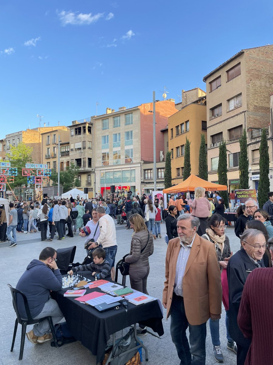 MontseAyats's tweet photo. De la 33a trobada de companys #Can60 #InstitutAbatOliba #Ripoll a la #FiraEntitats #Vic #DissabtesDeMaig https://t.co/atG736bJ7D