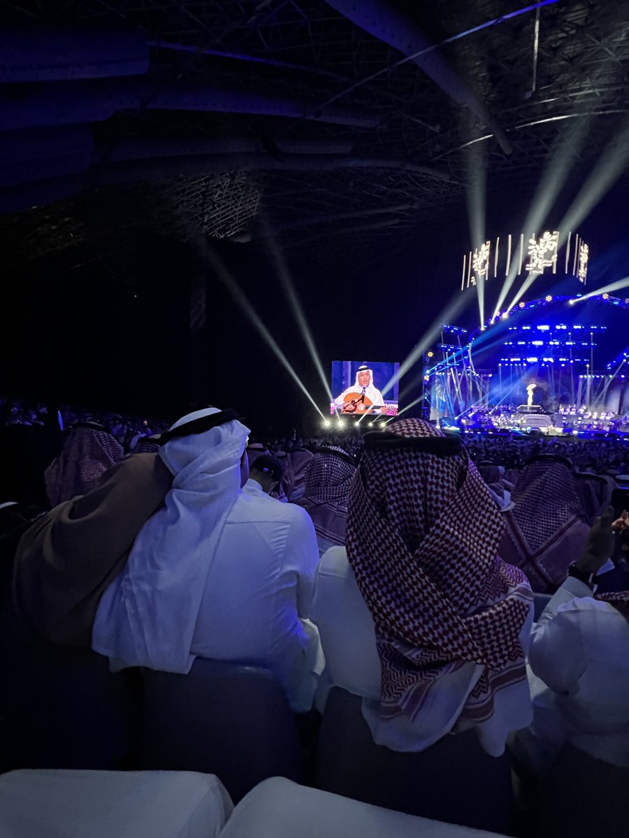 faisl1_fs's tweet photo. والحال مثل ما قال محمد عبدُه :
اشوف كلن مع حبيّبه تهنى
وانا حبيب الروحَ صعبٍ عليه🥴

#محمد_عبده_في_جدة https://t.co/gyX8RAy7EF