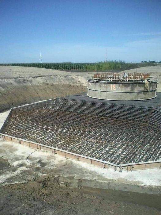 MadBrunoMad's tweet photo. Socle d'une éolienne, saccage de la faune et la flore, pollution engins de terrassement, des tonnes de béton, des tonnes de ferraillages dans le sol. Durée de vie d'une éolienne de 15 à 25 ans, mais le socle en béton et son ferraillage resteront dans  le sol....
Alors les écolos https://t.co/qxiH1JlJLI