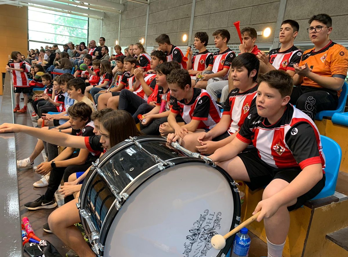 HandbolVic's tweet photo. Avui hem celebrat l'ascens del nostre primer equip amb tot el club. Ambientàs a l'Ausoneta amb presència de jugadors dels nostres equips.
A més els nostres han complert i han arrodonit la festa guanyant al @LaietaClub per 42:23. Enorme temporada!
#orgullósdeserdelVic #vicactivat https://t.co/lw7TcfKTe2