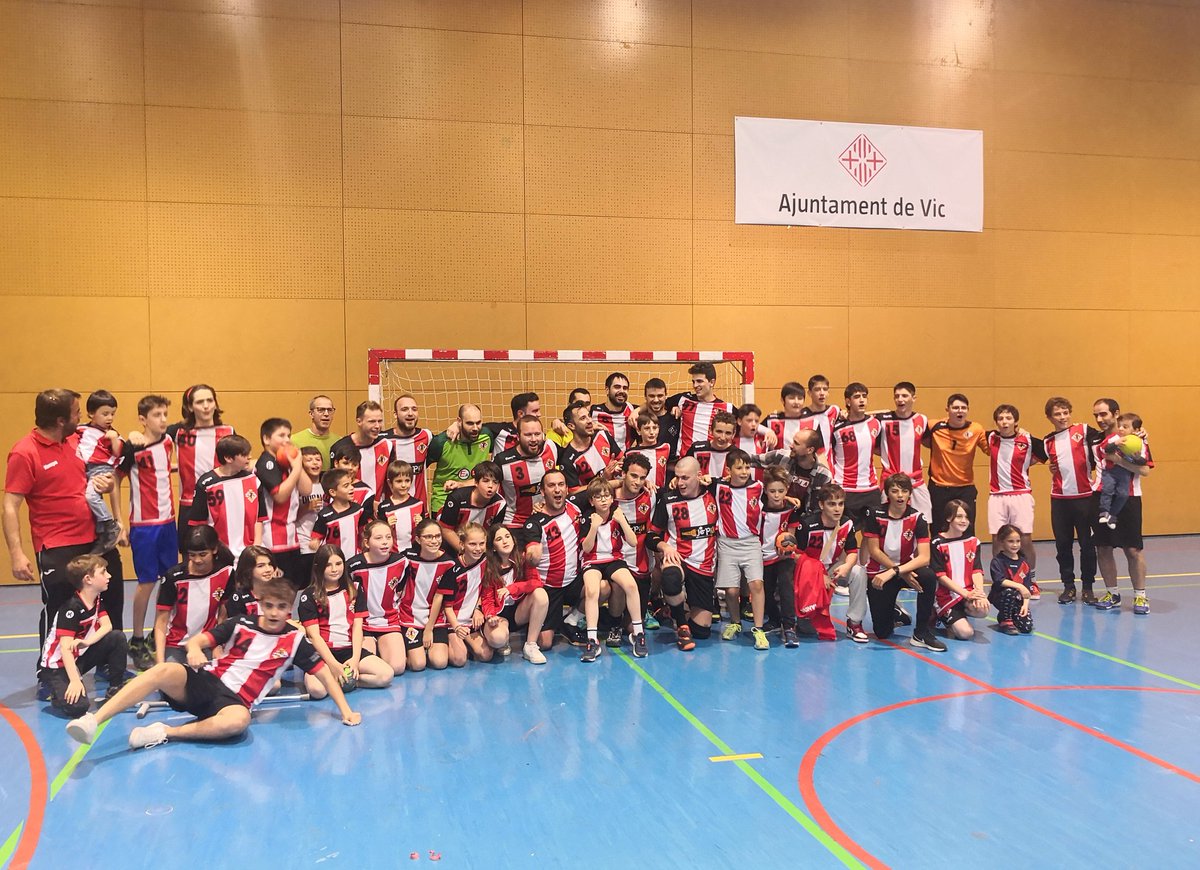HandbolVic's tweet photo. Avui hem celebrat l'ascens del nostre primer equip amb tot el club. Ambientàs a l'Ausoneta amb presència de jugadors dels nostres equips.
A més els nostres han complert i han arrodonit la festa guanyant al @LaietaClub per 42:23. Enorme temporada!
#orgullósdeserdelVic #vicactivat https://t.co/lw7TcfKTe2