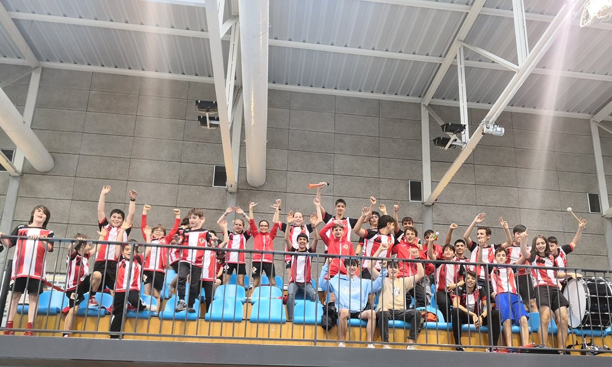 HandbolVic's tweet photo. Avui hem celebrat l'ascens del nostre primer equip amb tot el club. Ambientàs a l'Ausoneta amb presència de jugadors dels nostres equips.
A més els nostres han complert i han arrodonit la festa guanyant al @LaietaClub per 42:23. Enorme temporada!
#orgullósdeserdelVic #vicactivat https://t.co/lw7TcfKTe2