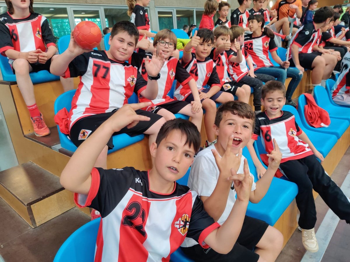 HandbolVic's tweet photo. Avui hem celebrat l'ascens del nostre primer equip amb tot el club. Ambientàs a l'Ausoneta amb presència de jugadors dels nostres equips.
A més els nostres han complert i han arrodonit la festa guanyant al @LaietaClub per 42:23. Enorme temporada!
#orgullósdeserdelVic #vicactivat https://t.co/lw7TcfKTe2