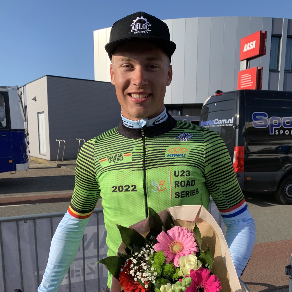 🟢 stays in the team! 🙌🤩

🔢 Luke Verburg took a lot of points at the cobble sprints in today’s stage 2B of the Internationaal Beloftenweekend. 

🔁 He takes over the points jersey from Lars Loohuis, who took the most points in the Wim Hendriks Trofee. 

#RideToWin #H4AIBW